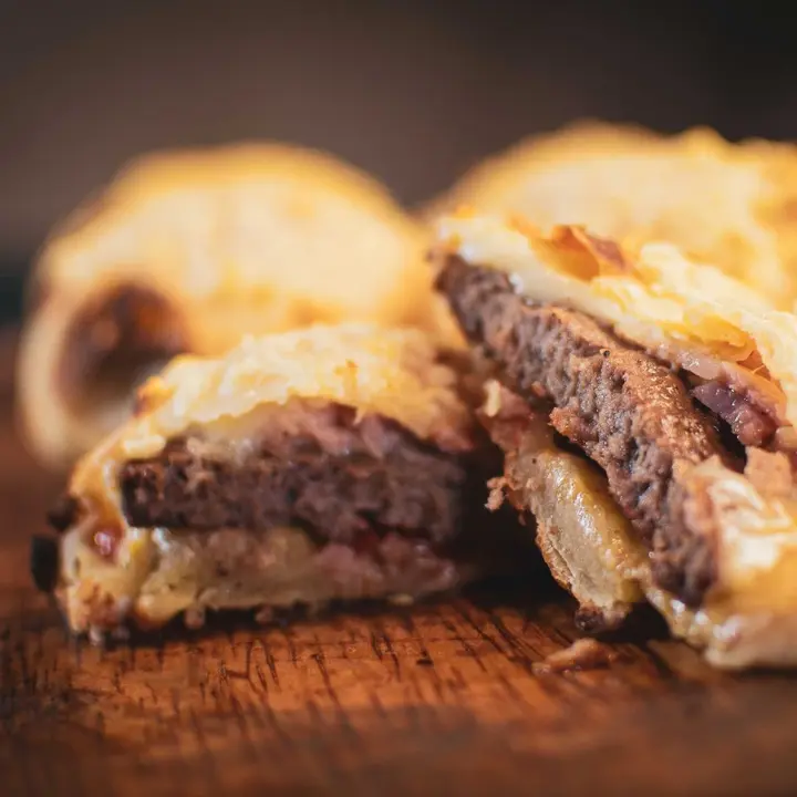 Mini Burger Angus, Tocino, Mozzarella y Tomate Cherry