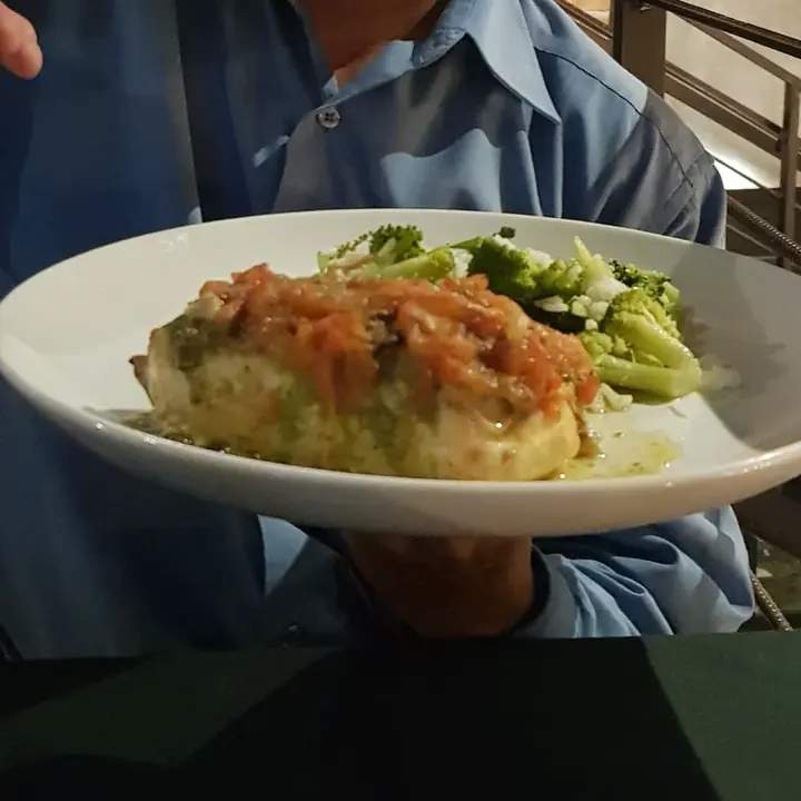 Filete de Pescado en Costra de Pesto y Tomate